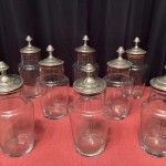 Suite de huit flacons, bocaux de confiserie.