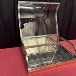 Ancienne petite vitrine de comptoir de magasin.