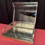 Ancienne petite vitrine de comptoir de magasin.