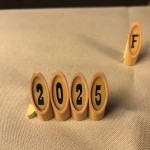Deux boites de chiffres d'étalage.