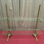 Ensemble d'anciens supports d'étagères de magasin.