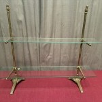 Ensemble d'anciens supports d'étagères de magasin.