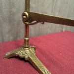 Ensemble d'anciens supports d'étagères de magasin.