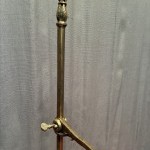 Ensemble d'anciens supports d'étagères de magasin.