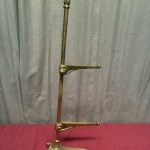 Ensemble d'anciens supports d'étagères de magasin.