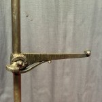 Ensemble d'anciens supports d'étagères de magasin.