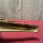 Ensemble d'anciens supports d'étagères de magasin.