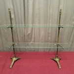 Ensemble d'anciens supports d'étagères de magasin.