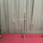 Ensemble d'anciens supports d'étagères de magasin.