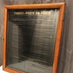 Vitrine murale timbres de la Poste.