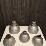 Anciennes lampes mercurisées de magasin.