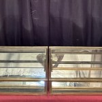 Ancienne paire de vitrines de comptoir de magasin.