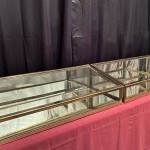 Ancienne paire de vitrines de comptoir de magasin.