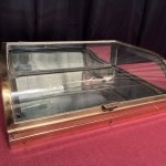Ancienne petite vitrine de comptoir de magasin.