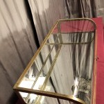 Ancienne grande vitrine de comptoir de magasin.