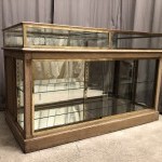 Comptoir-vitrine ancien de magasin.