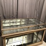 Comptoir-vitrine ancien de magasin.