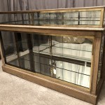 Comptoir-vitrine ancien de magasin.