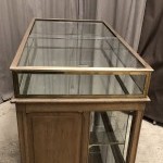 Comptoir-vitrine ancien de magasin.