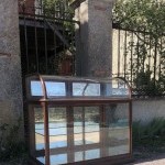 Ancienne vitrine comptoir de magasin.