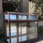 Ancienne vitrine comptoir de magasin.