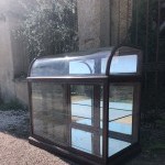 Ancienne vitrine comptoir de magasin.