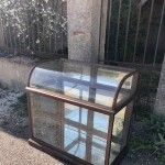 Ancienne vitrine comptoir de magasin.