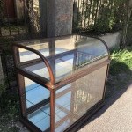 Ancienne vitrine comptoir de magasin.