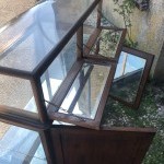 Ancienne vitrine comptoir de magasin.