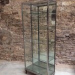 Ancienne vitrine sur pied.