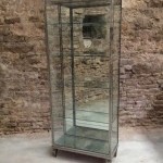 Ancienne vitrine sur pied.