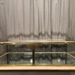Ancienne grosse vitrine de magasin.