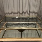 Ancienne grosse vitrine de magasin.