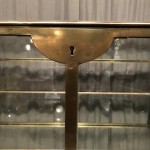 Ancienne grosse vitrine de magasin.