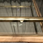 Ancienne grosse vitrine de magasin.