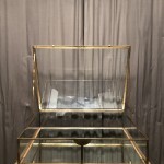 Ancienne grosse vitrine de magasin.