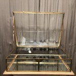 Ancienne grosse vitrine de magasin.