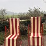 Chaises longues de jardin.