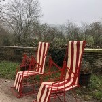 Chaises longues de jardin.