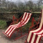 Chaises longues de jardin.