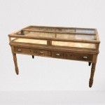 Ancienne table vitrine de magasin.(vendue LD)