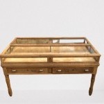 Ancienne table vitrine de magasin.(vendue LD)