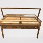 Ancienne table vitrine de magasin.(vendue LD)