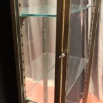 Grande vitrine ancienne de magasin de luxe.(réservée CP)