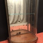 Grande vitrine ancienne de magasin de luxe.(réservée CP)