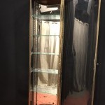 Grande vitrine ancienne de magasin de luxe.(réservée CP)