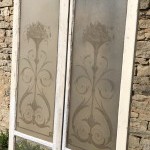 Ancienne double fenêtre verre décoré.