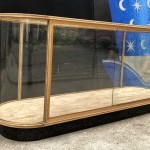 Ancien grand comptoir vitrine de magasin.(vendu)