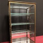 Ancienne petite vitrine murale.