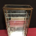 Ancienne petite vitrine murale.
